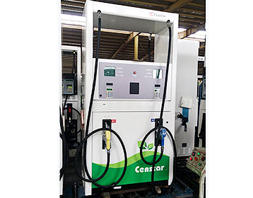 Estación de combustible echa gasolina a camioneta de motor